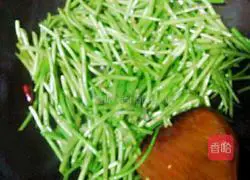 Illustration of how to make fried wormwood with preserved meat 3