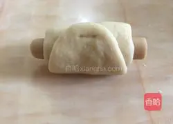 Illustration of how to make sausage bread 10