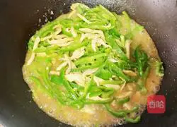 Illustration of how to stir-fry shredded pork with green pepper 5