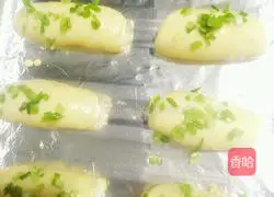 Illustration of how to make scallion sausage bread 14