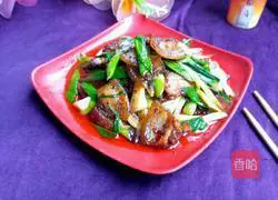 Illustration of how to make garlic twice-cooked pork 12