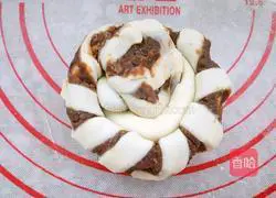 Illustration of making bean paste roll flower bread 17