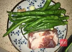 Illustration of how to make fried pork with green pepper and salt 1