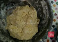 Illustration of how to make meat floss rolls with custard sauce 3