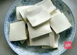 Illustration of how to make pickled cabbage, tofu and fish head soup 2