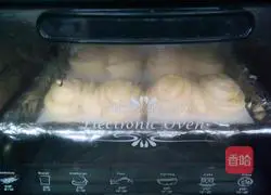 Illustration of how to make butter shredded coconut bread rolls 16