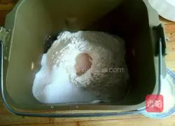 Illustration of how to make caterpillar bread 2