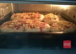 Illustration of how to make bacon, ham and cheese bread 8