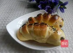 Illustration of making caterpillar meat floss bread 18