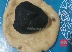 Illustration of making fancy bean paste bread rolls 9