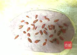 Illustration of how to make two-color purple potato and wolfberry hand-torn toast bread 11