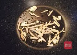 Illustration of how to stir-fry Xiangxi bacon with kale 6