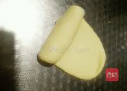 Illustration of how to make scallion sausage bread 9