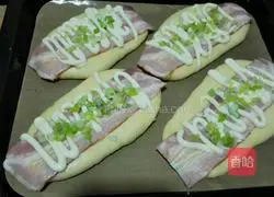 Illustration of how to make bacon bread 7