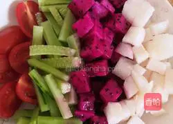 Illustration of how to make fruit salad 1