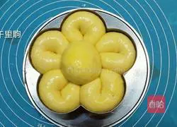 Illustration of how to make butter flower bread 8