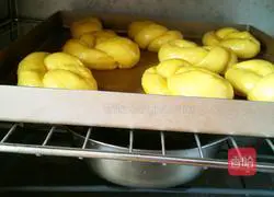 Illustration of how to make pumpkin twist bread 12