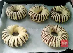 Illustration of how to make bean paste bagels 12