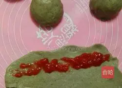 Illustration of how to make strawberry filling and sesame bread 10