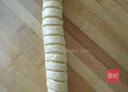 Illustration of making caterpillar bean paste bread 4