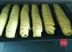 Caterpillar bean paste bread recipe 5