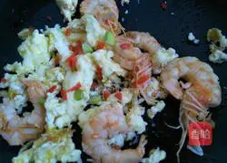 Illustration of how to stir-fry shrimps with egg white 7