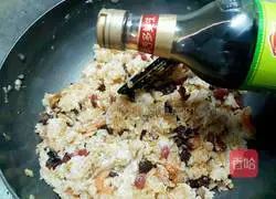 Illustration of how to make fried glutinous rice with preserved meat 8