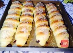 Illustration of how to make caterpillar jam bread 10