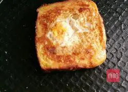 Illustration of how to make egg fried bread 7