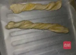 Illustration of how to make coconut bread 10