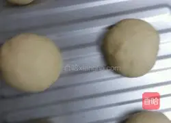 Illustration of how to make butter buns 6