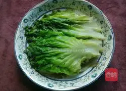 Garlic Illustration of how to make lettuce with oyster sauce 6