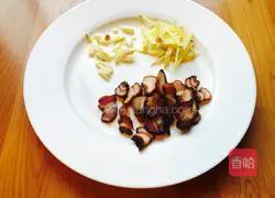 Illustration of how to stir-fry Xiangxi bacon with kale 4