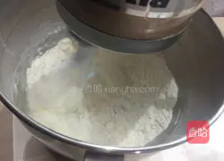 Fashionable Mom Teach you how to make chive cheese bread with illustrations 2