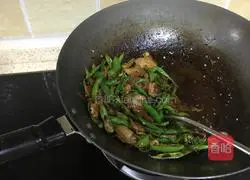 Illustration of how to make fried pork with green pepper and salt 5