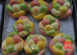 Illustration of how to make colorful hydrangea bread 16