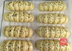 Illustration of how to make meat floss sausage bread 12