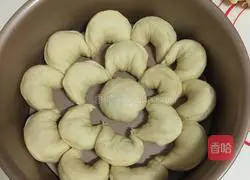 Illustration of how to make bacon cheese flower bread 11