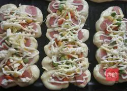 Illustration of how to make ham bread 14