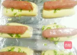 Illustration of how to make scallion sausage bread 15