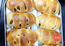 Illustration of how to make raisin bread rolls 14