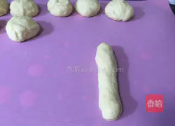 Illustration of how to make bacon, cheese and meat floss breadsticks 5