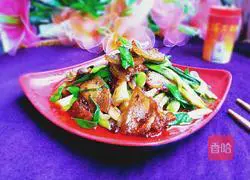 Illustration of how to make garlic twice-cooked pork 11