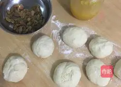 Illustration of how to make raisin sandwich buns 2