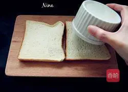 Illustration of how to make double-layer toasted eggs 2