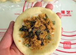 Illustration of how to make seaweed and meat floss bread 7