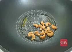 Illustration of how to make fried cashew nuts with celery and lily 3