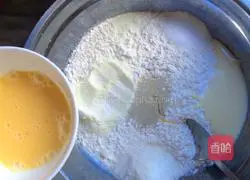 Illustration of how to make raisin bread rolls 2