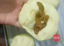 Illustration of how to make raisin soufflé buns 12