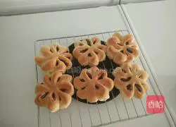 Plum blossom-shaped red bean paste bread (bread machine version) illustration 6